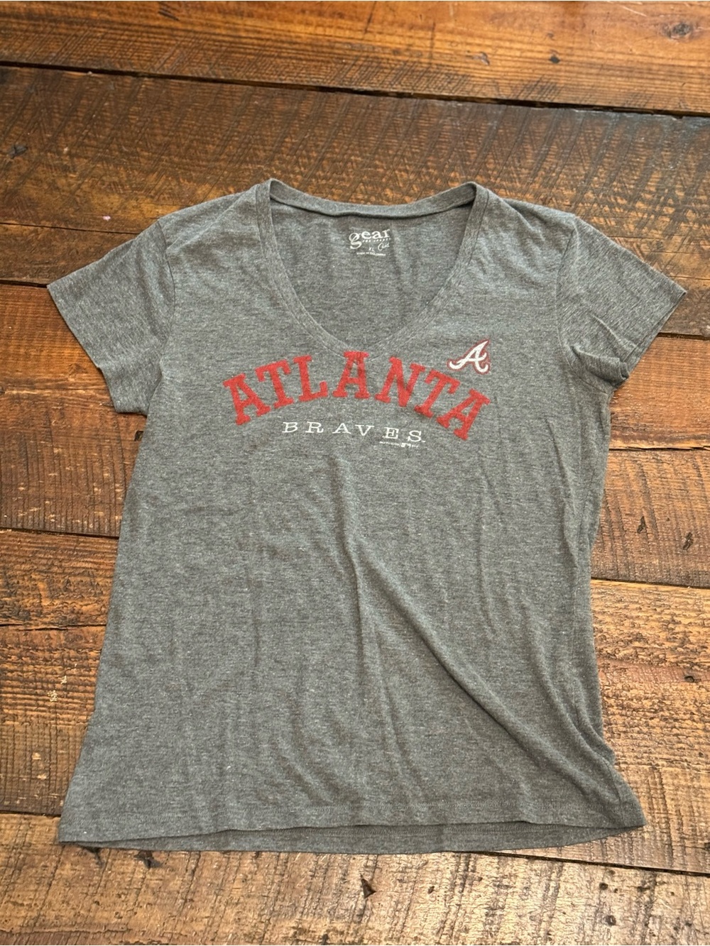 Atlanta Braves V-neck Tee Size XL